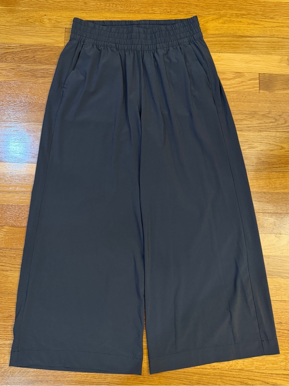 Vuori Villa Wideleg Pant in Charcoal Gray/Black - Size Large